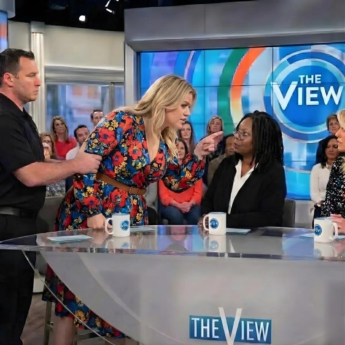 KELLY CLARKSON walked straight into a moment no television control room could salvage. The instant W