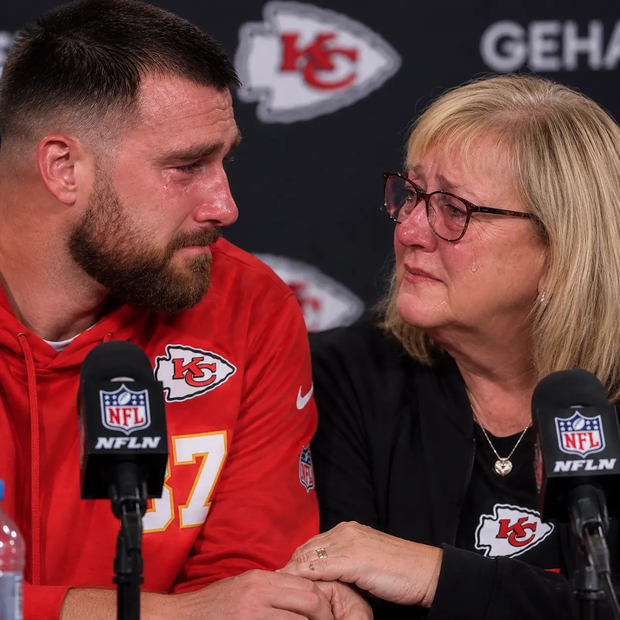 💔 30 MINUTES AGO, IN KANSAS CITY, KANSAS CITY CHIEFS STAR TRAVIS KELCE AND HIS MOTHER DONNA KELCE W