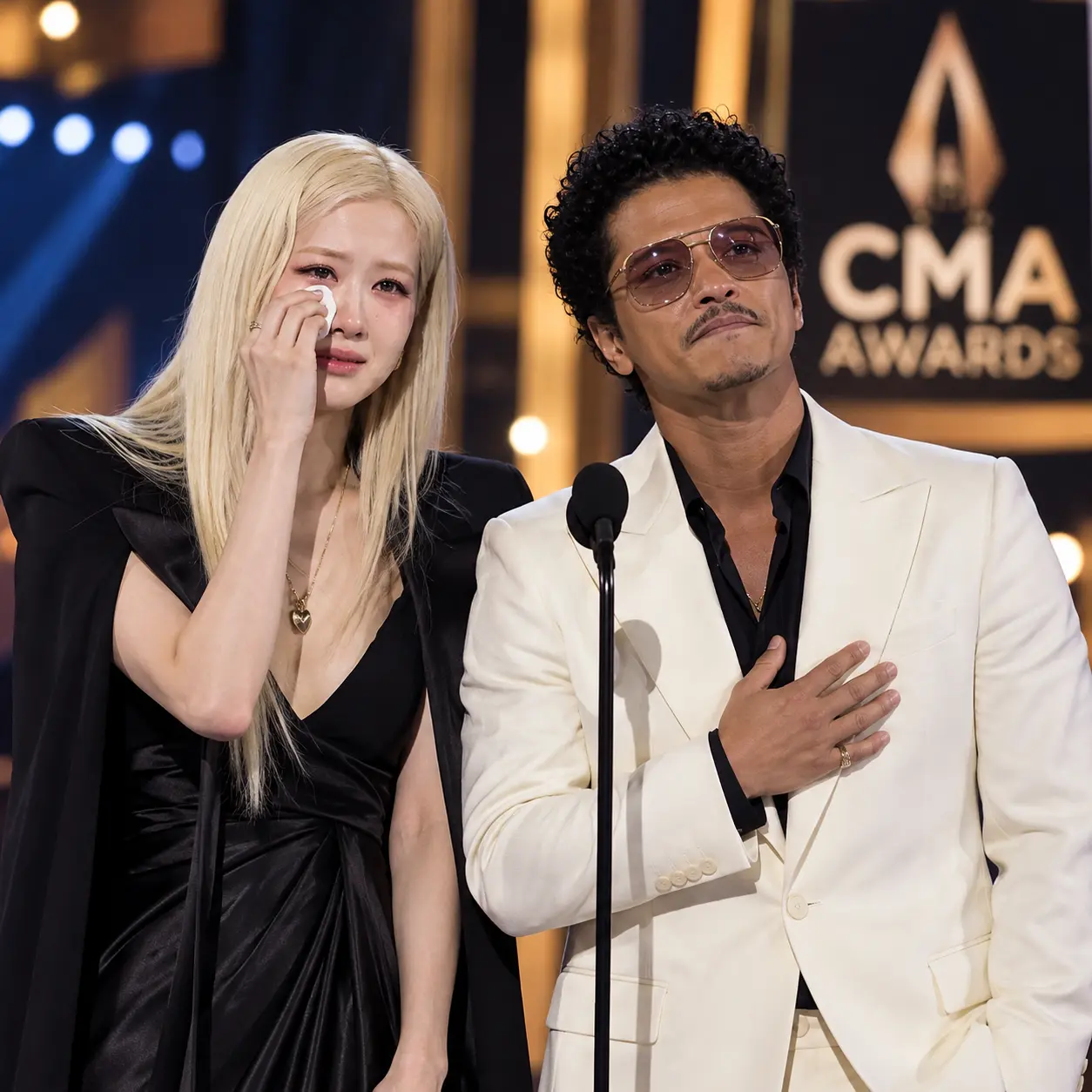 🚨 BREAKING: Bruno Mars and Rosé Deliver Emotional Bombshell Announcement at CMA Awards — Their Unex