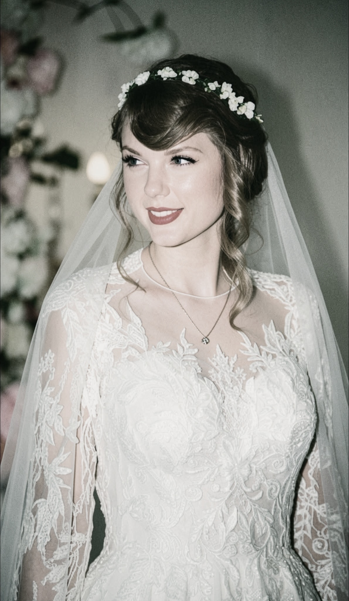 Travis Kelce Finally Drops Photos of His Beautiful Wife Taylor Swift’s Goddess Wedding Dress Fans Have Been Begging For