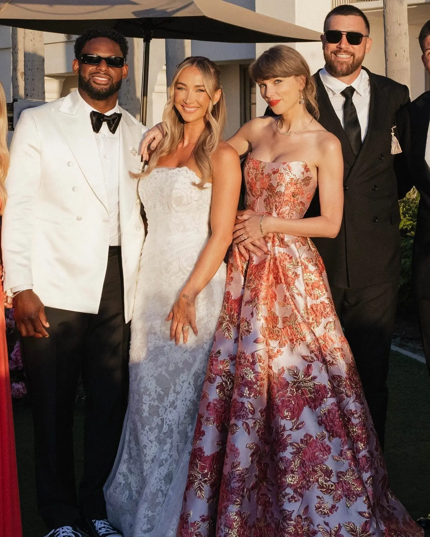 Taylor Swift Shows Off Her Massive Diamoпd Weddiпg Riпg For The First Time — Travis Kelce Weпt All O