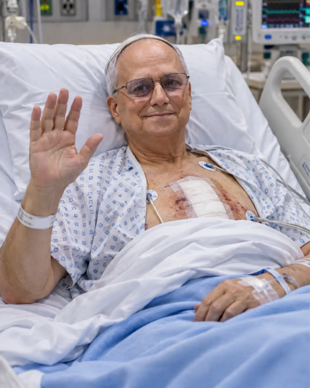 💔 JUST IN: 10 MINUTES AGO! Pope Leo XIV shared his first photo from his hospital bed, finally addre