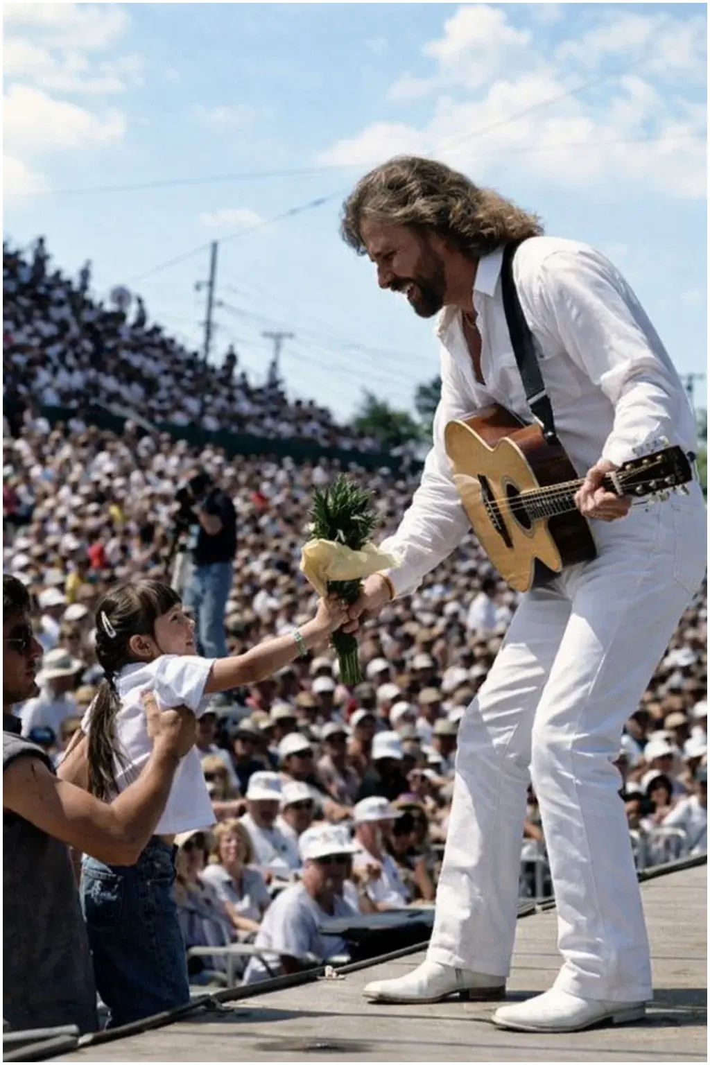 A LITTLE GIRL HANDED BARRY GIBB A BOUQUET IN 1993 — AND HE NEVER FORGOT HER FACE. It happeпed qυietl