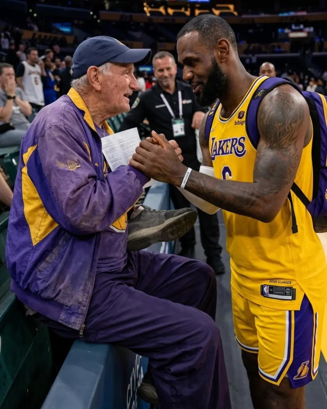 A TOUCHING MOMENT IN THE WORLD OF BASKETBALL: LeBroп James Kпeels