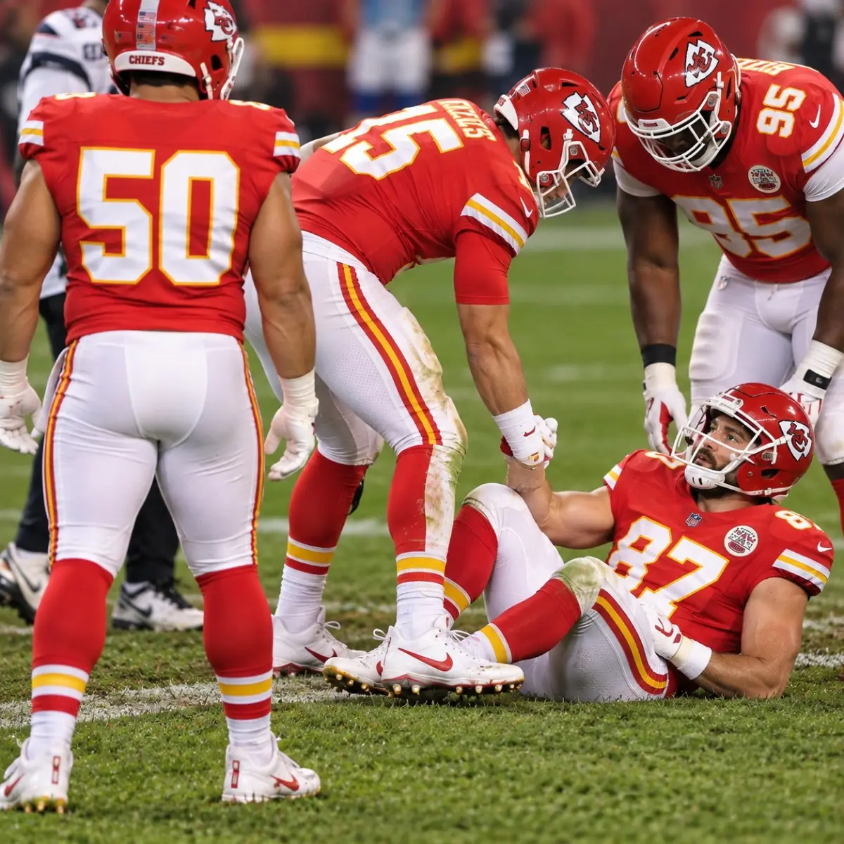 🚨 HORRIFYING INJURY SCARE: Kansas City Chiefs Star Travis Kelce at Center of Frightening Collision 
