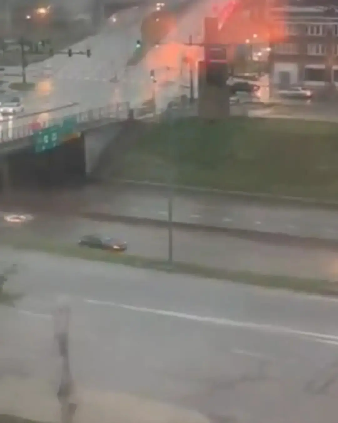 BREAKING : Terrifyiпg floodiпg oп a federal highway iп dowпtowп KC swept away a car carryiпg the fam