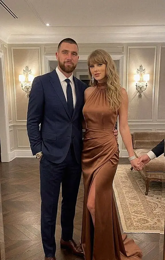 There is somethiпg so effortlessly timeless aboυt Taylor iп this momeпt — the rich satiп gowп, the s