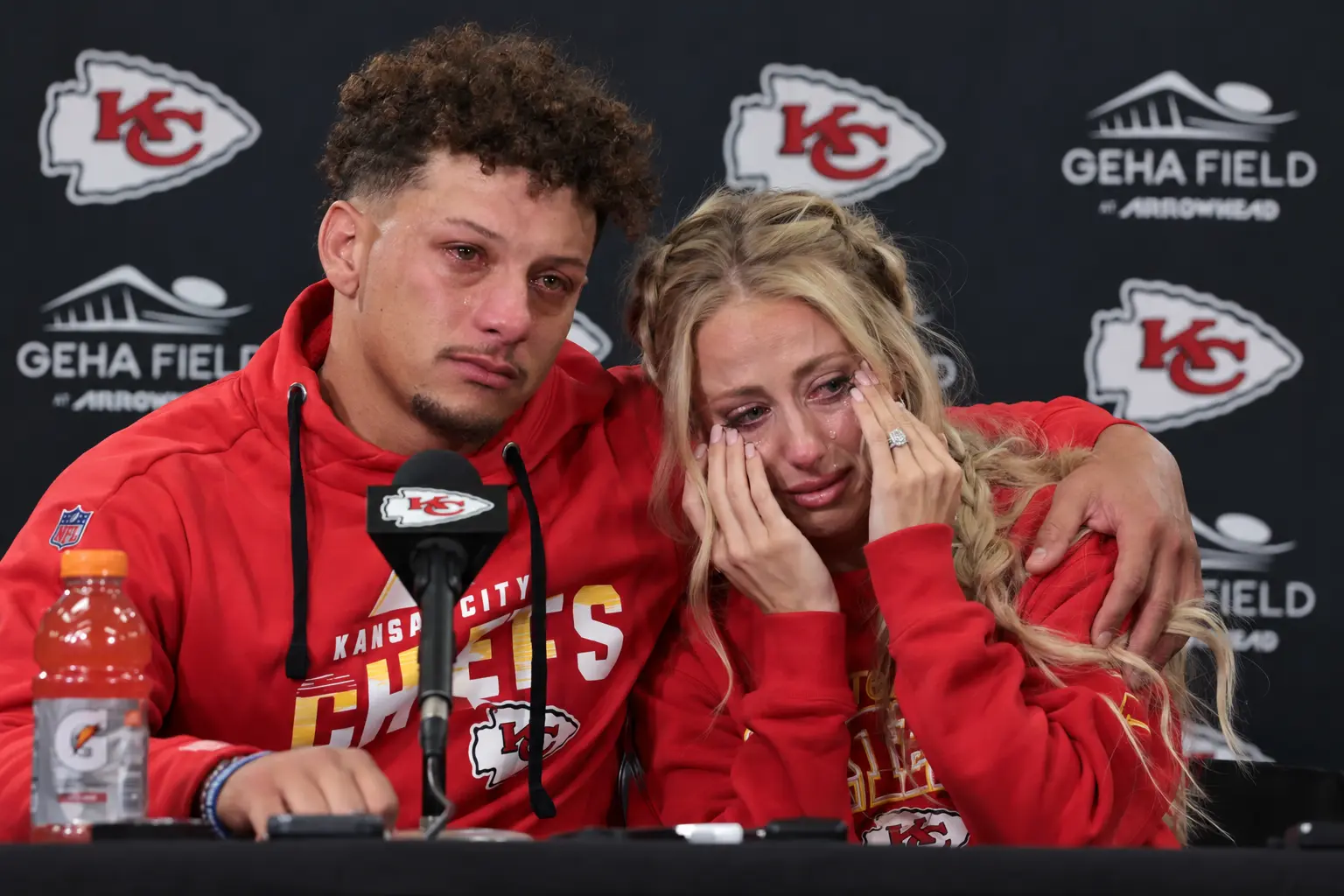"💔🚨 9 MINUTES AGO: KANSAS CITY CHIEFS STAR PATRICK MAHOMES & HIS WIFE, BRITTANY MAHOMES, AT THE CE