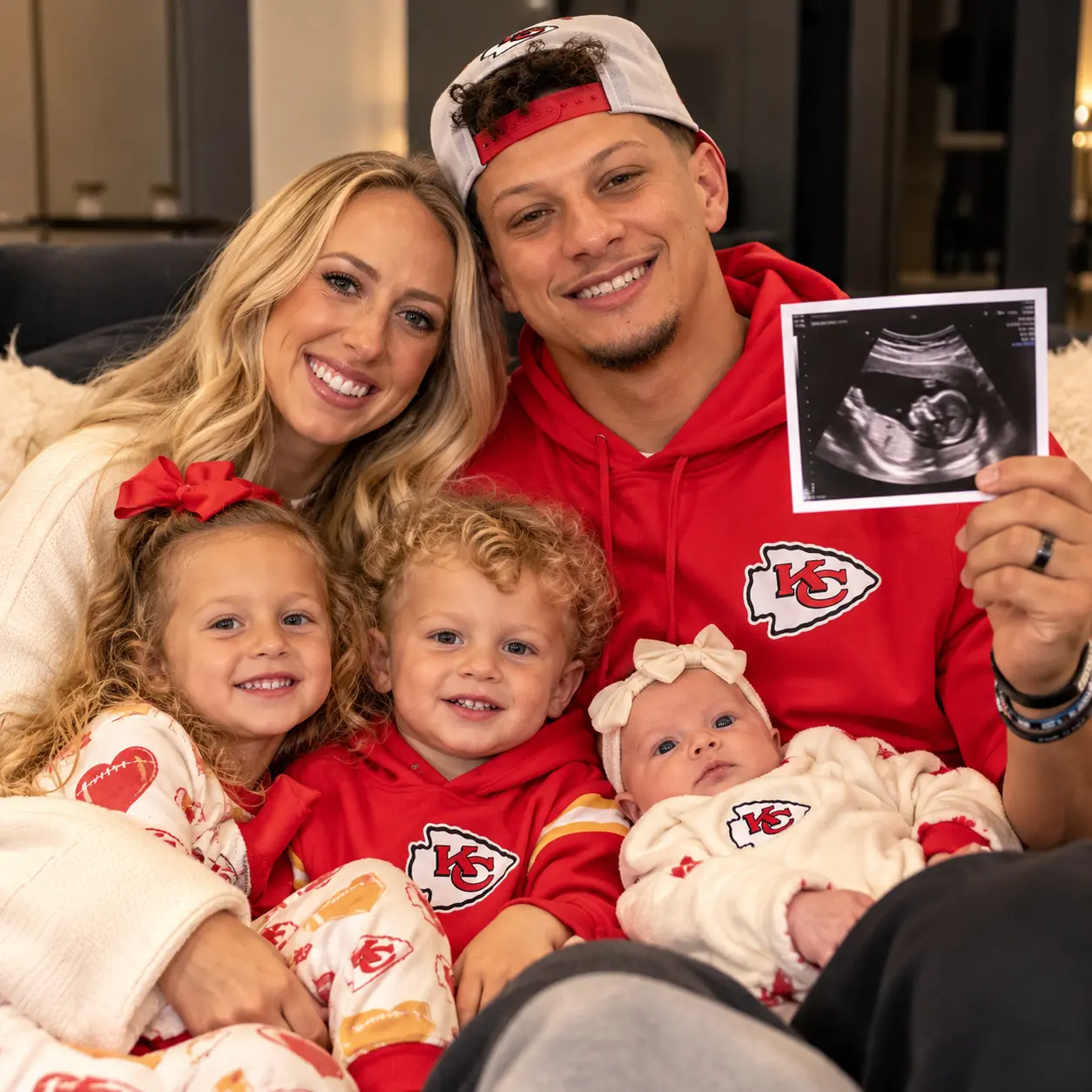 ❤️🏈 BEYOND THE SUPER BOWL TROPHIES: THE ULTRASOUND PHOTO THAT REMINDS CHIEFS KI