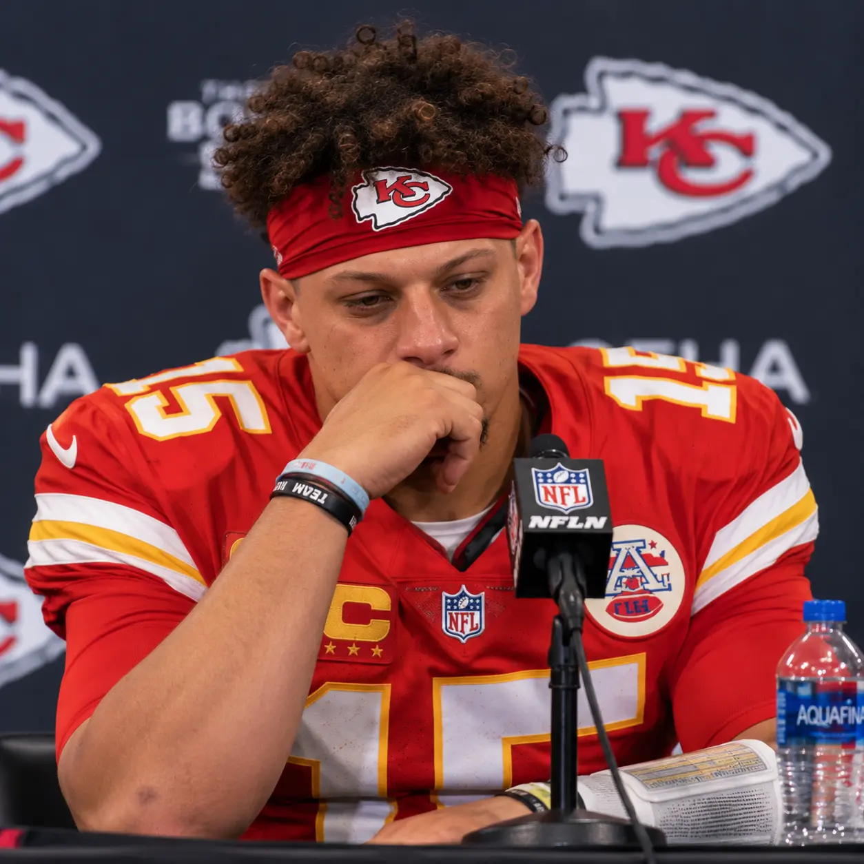 🚨💔 BREAKING IN KANSAS CITY: MAHOMES' HISTORIC DAY OVERSHADOWED BY A SHOCKING CHARGERS EJECTION