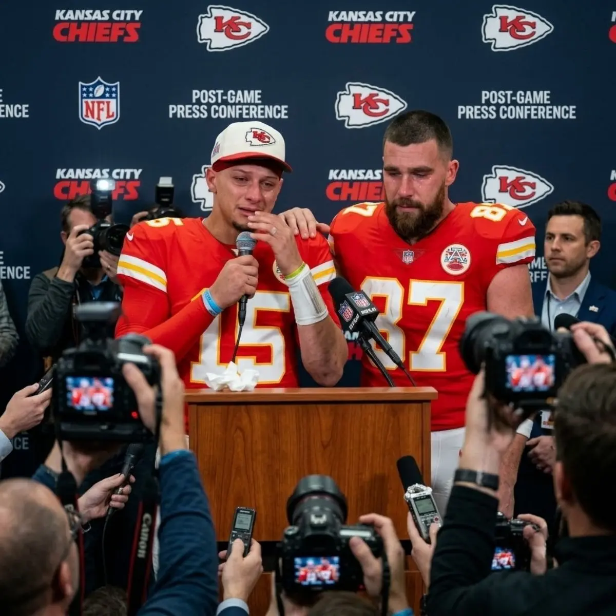 BREAKING: JUST 30 MINUTES AGO IN LOS ANGELES, TRAVIS KELCE AND PATRICK MAHOMES WERE CAUGHT IN AN UNP