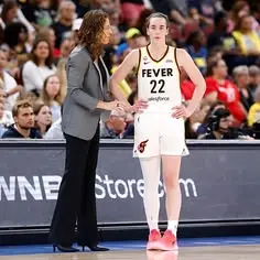 🚨 Caitlin Clark and the Fever coaching staff are making headlines AGAIN — and fans have plenty to s