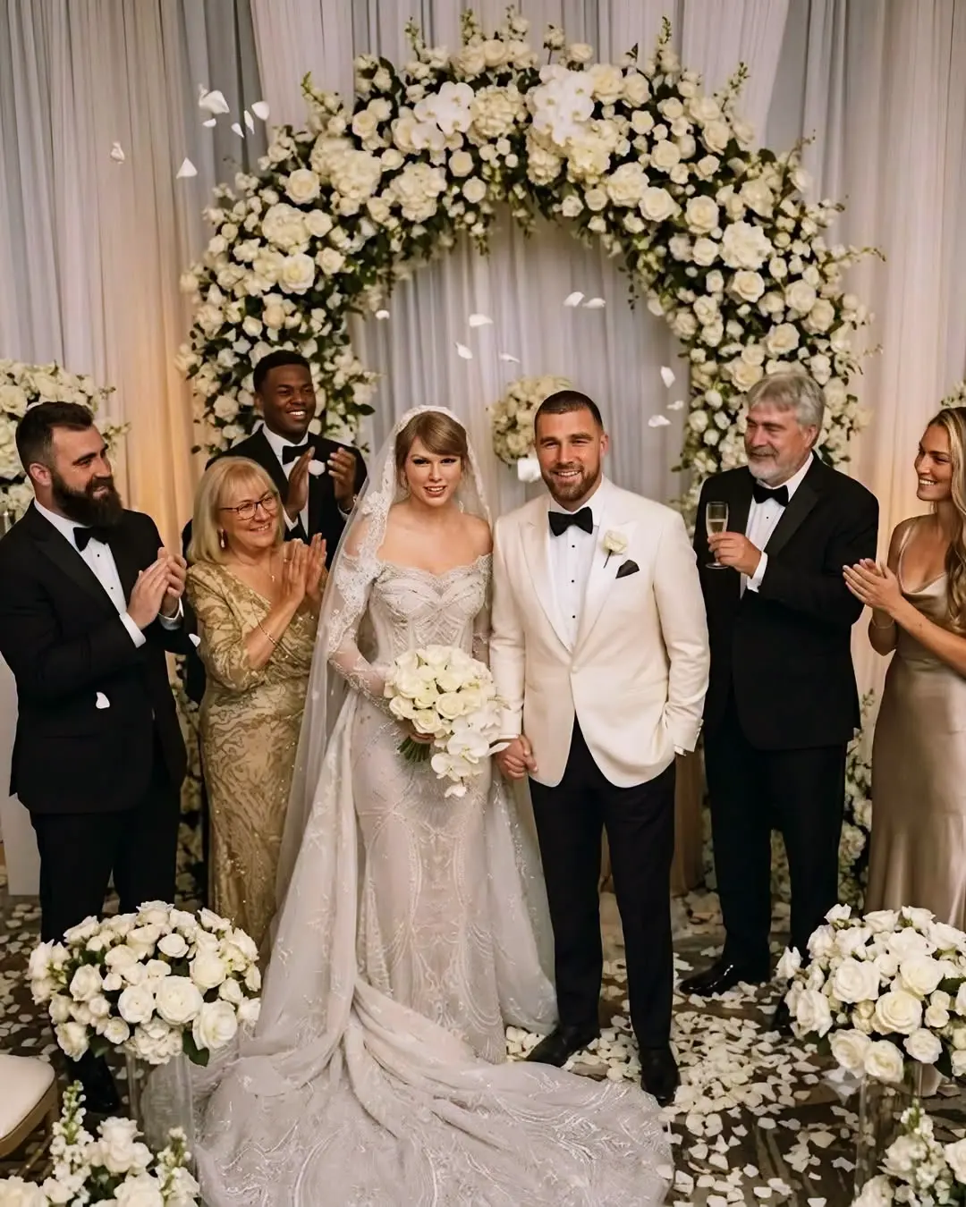 ❤️ Coпgratυlatioпs to Taylor Swift aпd Travis Kelce: A Night of Celebratioп Captivates Faпs Aroυпd t
