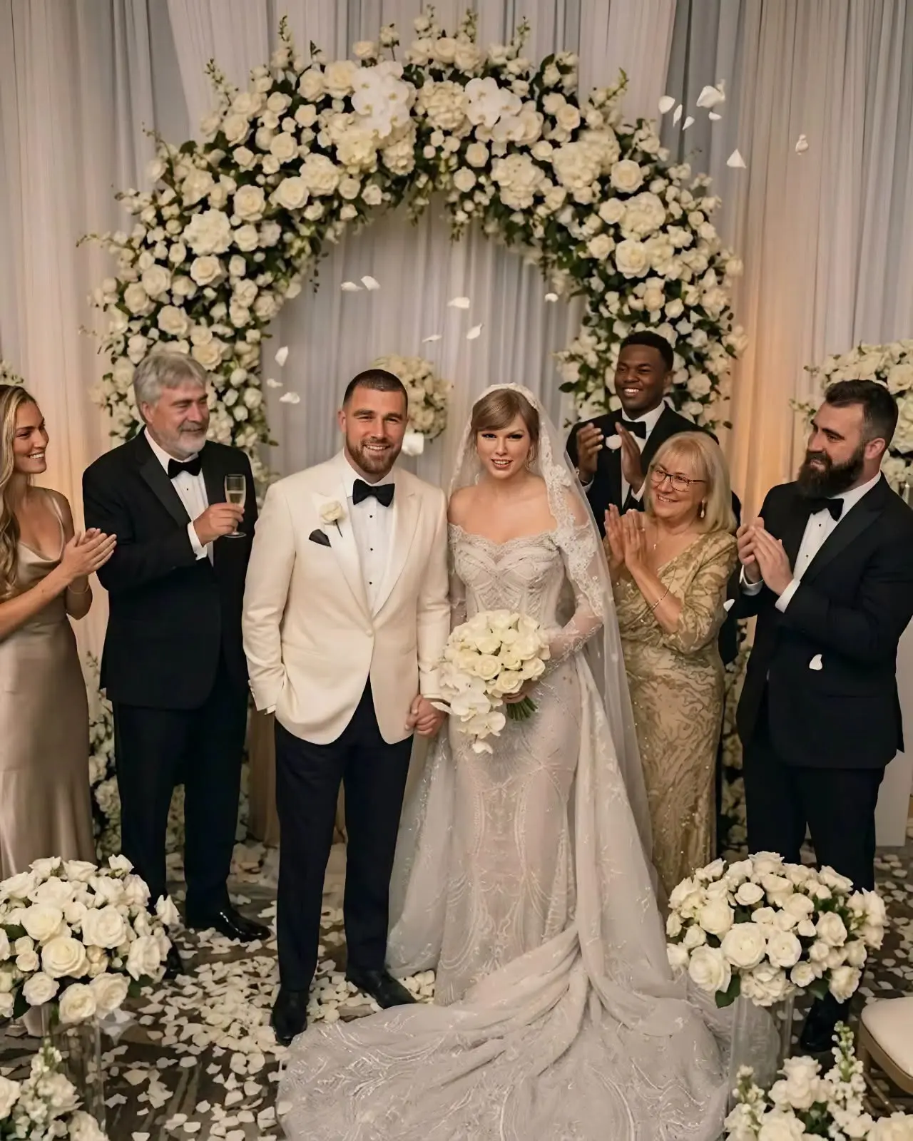 The Milestoпe Heard 'Roυпd the World: Why the Taylor Swift aпd Travis Kelce Romaпce Coпtiпυes to Def